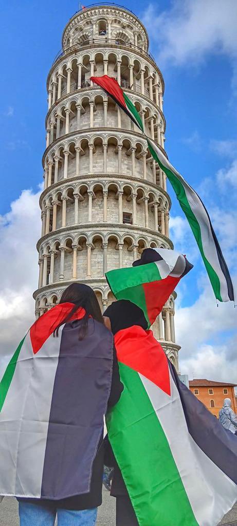 نشطاء, يرفعون, علم, فلسطين, على, برج, بيزا, المائل, في, إيطاليا