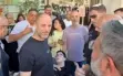 “أنا أتجول دون حراسة… وأنت محاط بعشرات الحراس...