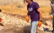 ناشطو نقف معًا يزيلون حواجز المستوطنين في جناتا...