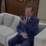 هرتسوغ يتحدث مع أحمد الحسيني، الذي تعرض لاعتداء في القدس: