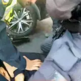شاهدوا: مطاردة سيارة مسروقة واصطدامها بحافلة على طريق 1 قبل اعتقال سائقها القاصر من الخليل