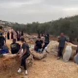شاهدوا: الجيش يمنع الفلسطينيين من دخول أراضيهم.