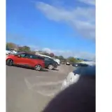 دقائق حبست الأنفاس.. إنقاذ طفل علق داخل مركبة مغلقة ومسؤولون يحذرون: 