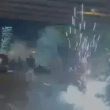 شاهدوا - الشرطة تلقي قنابل صوتية على المتظاهرين الحريديم لتفرقتهم