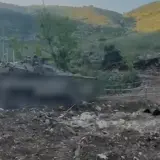 فيديو - أول دبابة إسرائيلية إجتازت الليطاني في طريقها للاستيلاء على قلعة الشقيف (بوفور) 