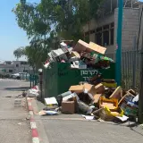 طرعان(فيديو): نفايات وعبوات كرتونية تغلق مدخل مدرستين، والأهالي يحذرون من كارثة دهس**