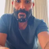 في بث مباشر.. أحمد سعد يحلق شعره 