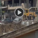 فيديو - هذا ما فعلته الجرافات بالسيارات التي إعترضت طريقها نحو البيت المهدد بالهدم في مصمص