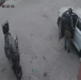 لحظات رعب.. جندي يلقي قنبلة داخل سيارة عائلة فلسطينية