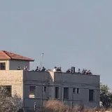 مستوطنون يستولون على منزل في منطقة نابلس ويرفعون عليه أعلامًا إسرائيلية ويحرقون كسارة 