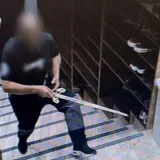 توثيق صادم من شفاعمرو - شاب يقتحم مسجدًا بمسدس وسيف ويطلق النار داخل المسجد 