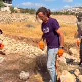 ناشطو نقف معًا يزيلون حواجز المستوطنين في جناتا ويواجهون اعتداءاتهم