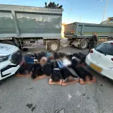 شاهدوا - ضبط 16 عاملًا فلسطينيًا مختبئين في شاحنة على معبر مزموريا قضاء القدس
