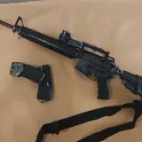 ضبط بندقية M16 ومسدسات داخل خردة ومنزل في الخليل