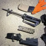 شاهدوا - مطاردة طبيب من رهط وضبط بندقية M16 في سيارته!