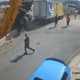 شاهدوا الفيديو: نجاة سائق بأعجوبة إثر حادث سير ذاتي لمضخة إسمنت في بلدة مَسْحَة قضاء سلفيت