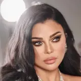 هيفاء وهبي تضحك بعد سقوطها على المسرح.. ماذا حدث؟ 