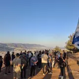أهالي مجد الكروم يؤدون الصلاة مقابل البؤرة الاستيطانية المطلة على بيوتهم!