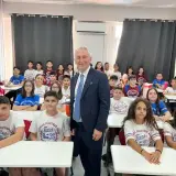 54 توأمًا في مدرسة واحدة.. مشهد استثنائي يربك المعلمين بتركيا (فيديو)  