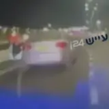 🚨 توثيق يحبس الأنفاس.. إصابة شرطية علقت بباب سيارة مشتبه حاول الفرار أثناء اعتقاله!