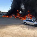 طواقم الإطفاء تكافح حريقًا ضخمًا اندلع في مجمع للسيارات ببئر السبع