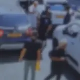 شاهدوا -  بسبب جدال على الطريق.. شاب يهاجم سائقًا بلكمات وسكين!