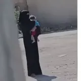 مقطع فيديو صادم لمتسولة تعنف رضيعًا لإجباره على البكاء يثير موجة غضب عارمة على منصات التواصل