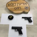 رهط: ضبط مسدسين وبندقية M-16 ومئات حبات الرصاص واعتقال 5 مشتبه بهم