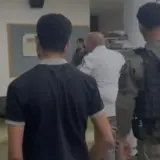 شاهدوا : قوة من الشرطة تقتحم مسجد السلام في تل السبع بذريعة 