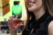 سوزان مزاوي الوجة الإعلامي للديوتي فري في الوسط العربي تشارككم هذا الشهر أبرز الإطلاقات والتجارب الجديدة التي وصلت إلى ديوتي فري “جيمس ريتشاردسون”، من العطور الحصرية وإلى عالم العناية بالبشرة، لاكتشافها قبل رحلتكم القادمة.