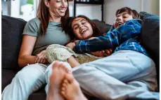 بدلاً من "كيف كان يومك؟".. أسئلة ذكية تجعل طفلك يتحدث بطلاقة