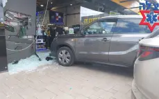 صور - حيفا: إصابة امرأتين بجراح متوسطة بعد اصطدام سيارة بمتجر