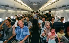 فيديو مثير: شاهد كيف إستعان الركاب بتوقف المكيف في الطيارة!؟