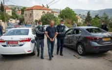 اعتقال محامٍ من الشمال بشبهة تحطيم سيارة شريكته بـ"مطرقه " في روش بينا