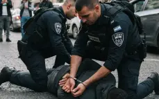 محامٍ من حيفا: اعتقال عنيف وتكبيل في الشارع – والشرطة في مواجهة دعوى تعويض بملايين