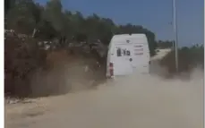 شاهدوا الفيديو: لحظة انسحاب منفذ عملية الطعن جنوب نابلس بعد انكسار سكينه!