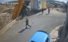 شاهدوا الفيديو: نجاة سائق بأعجوبة إثر حادث سير ذاتي لمضخة إسمنت في بلدة مَسْحَة قضاء سلفيت