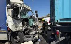  إصابة حرجة جراء حادث طرق مروع بين شاحنتين على شارع 6