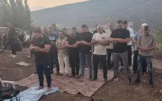 أهالي مجد الكروم يؤدون صلاة المغرب على أراضي منطقة الروس أمام البؤرة الاستيطانية
