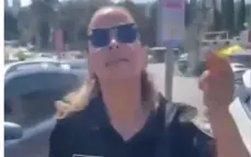شاهدوا -  "يمكنه الدخول في ..... ".. مراقبة بلدية حيفا تثير ضجة بألفاظها ضد عمال التوصيل