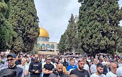 دائرة الأوقاف الإسلامية في القدس: أدى نحو  75 ألف مصل صلاة الجمعة الأخيرة من شهر...