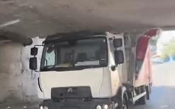 الرملة: شاحنة تعلق داخل نفق بعد اصطدامها بالسقف بسبب الارتفاع