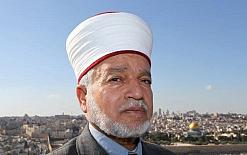 إبعاد مفتي القدس والديار الفلسطينية، الشيخ محمد حسين، عن المسجد الأقصى المبارك...