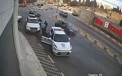 رام الله سائق سيارة تحمل لوحة ترخيص صفراء،  يهرب من الشرطة ويدهس شرطي ويسبب له...