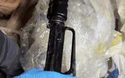 ضبط M16 و8 قنابل وأسلحة في أم الفحم واعتقال 5 مشتبهين