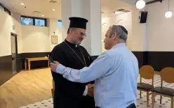 النائب جلعاد كريف من الديمقراطيين يلتقي بالأب قسطنطين بعد الاعتداء عليه ويؤكد: ...