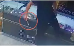 شاهدوا التوثيق -  اتهام شاب من دير الأسد بمحاولة سرقة محل وتهديد موظف بالسكين