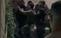 فيديو- الطيبة: شجار خلال حفل زفاف يتحول لفوضى بعد تدخل عنيف للشرطة