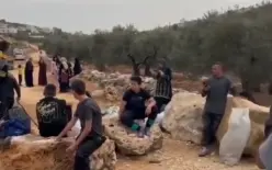 شاهدوا: الجيش يمنع الفلسطينيين من دخول أراضيهم.