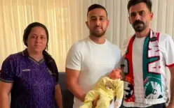 مشجع تركي يطلق اسم اللاعب ضياء سبع على مولوده الجديد والأخير يهديه قلادة ذهبية